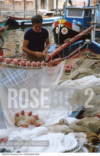 Localizzazione:..VENEZIA..Oggetto:..Soggetto:..PESCATORE E RETI DA PESCA..Cronologia: ....Definizione Culturale:..   Autore:....   Stile:..   Editori/Stampatori:..   Committenza:..Materia e Tecnica:....Collocazione:..Note:..LAGUNA - PESCA..Riproduzione Fotografica:..Copyright:..Graziano Arici/Rosebud2 .Data:..1990..Costo:..A