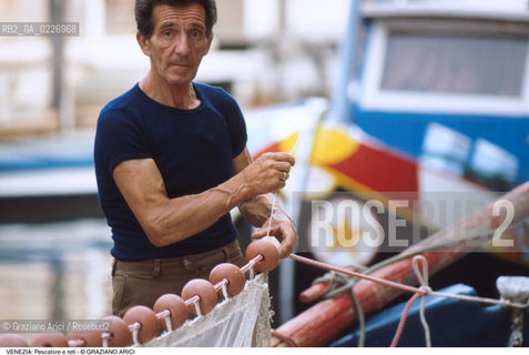 Localizzazione:..VENEZIA..Oggetto:..Soggetto:..PESCATORE E RETI DA PESCA..Cronologia: ....Definizione Culturale:..   Autore:....   Stile:..   Editori/Stampatori:..   Committenza:..Materia e Tecnica:....Collocazione:..Note:..LAGUNA - PESCA..Riproduzione Fotografica:..Copyright:..Graziano Arici/Rosebud2 .Data:..1990..Costo:..A