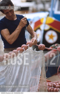 Localizzazione:..VENEZIA..Oggetto:..Soggetto:..PESCATORE E RETI DA PESCA..Cronologia: ....Definizione Culturale:..   Autore:....   Stile:..   Editori/Stampatori:..   Committenza:..Materia e Tecnica:....Collocazione:..Note:..LAGUNA - PESCA..Riproduzione Fotografica:..Copyright:..Graziano Arici/Rosebud2 .Data:..1990..Costo:..A