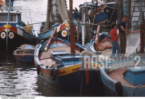 Localizzazione:..VENEZIA..Oggetto:..Soggetto:..PESCHERECCI..Cronologia: ....Definizione Culturale:..   Autore:....   Stile:..   Editori/Stampatori:..   Committenza:..Materia e Tecnica:....Collocazione:..Note:..LAGUNA - PESCA..Riproduzione Fotografica:..Copyright:..Graziano Arici/Rosebud2 .Data:..1990..Costo:..A