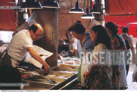 Localizzazione:..VENEZIA / S. POLO..Oggetto:..Soggetto:..MERCATO ITTICO DI RIALTO / PESCHERIA PESCE..Cronologia: ....Definizione Culturale:..   Autore:....   Stile:..   Editori/Stampatori:..   Committenza:..Materia e Tecnica:....Collocazione:..Note:..MERCATI..Riproduzione Fotografica:..Copyright:..Graziano Arici/Rosebud2 .Data:..1985..Costo:..A