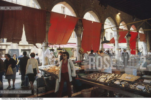 Localizzazione:..VENEZIA / S. POLO..Oggetto:..Soggetto:..MERCATO ITTICO DI RIALTO / PESCHERIA PESCE..Cronologia: ....Definizione Culturale:..   Autore:....   Stile:..   Editori/Stampatori:..   Committenza:..Materia e Tecnica:....Collocazione:..Note:..MERCATI..Riproduzione Fotografica:..Copyright:..Graziano Arici/Rosebud2 .Data:..1985..Costo:..A