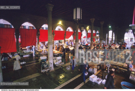 Localizzazione:..VENEZIA / S. POLO..Oggetto:..Soggetto:..MERCATO ITTICO DI RIALTO / PESCHERIA PESCE..Cronologia: ....Definizione Culturale:..   Autore:....   Stile:..   Editori/Stampatori:..   Committenza:..Materia e Tecnica:....Collocazione:..Note:..MERCATI..Riproduzione Fotografica:..Copyright:..Graziano Arici/Rosebud2 .Data:..1985..Costo:..A