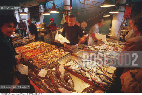 Localizzazione:..VENEZIA / S. POLO..Oggetto:..Soggetto:..MERCATO ITTICO DI RIALTO / PESCHERIA PESCE..Cronologia: ....Definizione Culturale:..   Autore:....   Stile:..   Editori/Stampatori:..   Committenza:..Materia e Tecnica:....Collocazione:..Note:..MERCATI..Riproduzione Fotografica:..Copyright:..Graziano Arici/Rosebud2 .Data:..1985..Costo:..A