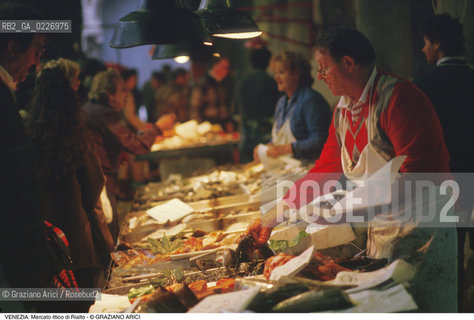 Localizzazione:..VENEZIA / S. POLO..Oggetto:..Soggetto:..MERCATO ITTICO DI RIALTO / PESCHERIA PESCE..Cronologia: ....Definizione Culturale:..   Autore:....   Stile:..   Editori/Stampatori:..   Committenza:..Materia e Tecnica:....Collocazione:..Note:..MERCATI..Riproduzione Fotografica:..Copyright:..Graziano Arici/Rosebud2 .Data:..1985..Costo:..A