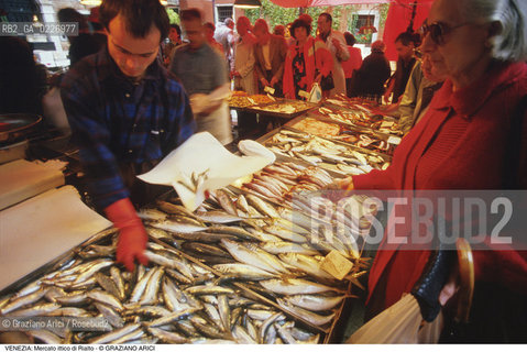 Localizzazione:..VENEZIA / S. POLO..Oggetto:..Soggetto:..MERCATO ITTICO DI RIALTO / PESCHERIA PESCE..Cronologia: ....Definizione Culturale:..   Autore:....   Stile:..   Editori/Stampatori:..   Committenza:..Materia e Tecnica:....Collocazione:..Note:..MERCATI..Riproduzione Fotografica:..Copyright:..Graziano Arici/Rosebud2 .Data:..1985..Costo:..A