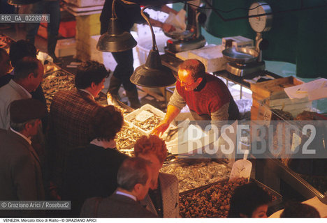 Localizzazione:..VENEZIA / S. POLO..Oggetto:..Soggetto:..MERCATO ITTICO DI RIALTO / PESCHERIA PESCE..Cronologia: ....Definizione Culturale:..   Autore:....   Stile:..   Editori/Stampatori:..   Committenza:..Materia e Tecnica:....Collocazione:..Note:..MERCATI..Riproduzione Fotografica:..Copyright:..Graziano Arici/Rosebud2 .Data:..1985..Costo:..A