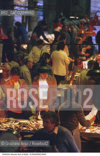 Localizzazione:..VENEZIA / S. POLO..Oggetto:..Soggetto:..MERCATO ITTICO DI RIALTO / PESCHERIA PESCE..Cronologia: ....Definizione Culturale:..   Autore:....   Stile:..   Editori/Stampatori:..   Committenza:..Materia e Tecnica:....Collocazione:..Note:..MERCATI..Riproduzione Fotografica:..Copyright:..Graziano Arici/Rosebud2 .Data:..1985..Costo:..A
