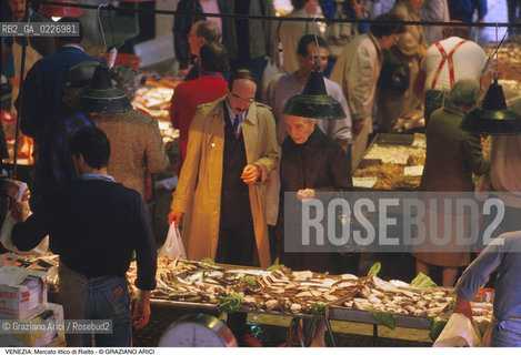 Localizzazione:..VENEZIA / S. POLO..Oggetto:..Soggetto:..MERCATO ITTICO DI RIALTO / PESCHERIA PESCE..Cronologia: ....Definizione Culturale:..   Autore:....   Stile:..   Editori/Stampatori:..   Committenza:..Materia e Tecnica:....Collocazione:..Note:..MERCATI..Riproduzione Fotografica:..Copyright:..Graziano Arici/Rosebud2 .Data:..1985..Costo:..A