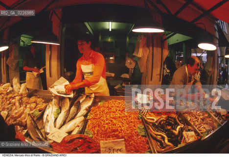 Localizzazione:..VENEZIA / S. POLO..Oggetto:..Soggetto:..MERCATO ITTICO DI RIALTO / PESCHERIA PESCE..Cronologia: ....Definizione Culturale:..   Autore:....   Stile:..   Editori/Stampatori:..   Committenza:..Materia e Tecnica:....Collocazione:..Note:..MERCATI..Riproduzione Fotografica:..Copyright:..Graziano Arici/Rosebud2 .Data:..1985..Costo:..A