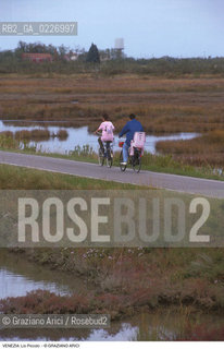 Localizzazione:..VENEZIA / LAGUNA NORD..Oggetto:..Soggetto:..LIO PICCOLO / BARENE BICICLETTE..Cronologia: ....Definizione Culturale:..   Autore:....   Stile:..   Editori/Stampatori:..   Committenza:..Materia e Tecnica:....Collocazione:..Note:..LAGUNA - PESCA..Riproduzione Fotografica:..Copyright:..Graziano Arici/Rosebud2 .Data:..1995..Costo:..A