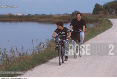 Localizzazione:..VENEZIA / LAGUNA NORD..Oggetto:..Soggetto:..LIO PICCOLO / BICICLETTE..Cronologia: ....Definizione Culturale:..   Autore:....   Stile:..   Editori/Stampatori:..   Committenza:..Materia e Tecnica:....Collocazione:..Note:..LAGUNA - PESCA..Riproduzione Fotografica:..Copyright:..Graziano Arici/Rosebud2 .Data:..1995..Costo:..A