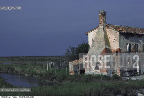 Localizzazione:..VENEZIA / LAGUNA NORD..Oggetto:..Soggetto:..LIO PICCOLO / ROVINA CASA..Cronologia: ....Definizione Culturale:..   Autore:....   Stile:..   Editori/Stampatori:..   Committenza:..Materia e Tecnica:....Collocazione:..Note:..LAGUNA - PESCA..Riproduzione Fotografica:..Copyright:..Graziano Arici/Rosebud2 .Data:..1995..Costo:..A