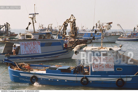 Localizzazione:..LIDO DI VENEZIA..Oggetto:..Soggetto:..PROTESTA DEI PESCATORI CONTRO L INQUINAMENTO / PESCHERECCI MARE ADRIATICO..Cronologia: ....Definizione Culturale:..   Autore:....   Stile:..   Editori/Stampatori:..   Committenza:..Materia e Tecnica:....Collocazione:..Note:..LAGUNA - PESCA..Riproduzione Fotografica:..Copyright:..Graziano Arici/Rosebud2 .Data:..1990..Costo:..A