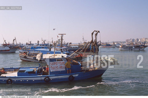 Localizzazione:..LIDO DI VENEZIA..Oggetto:..Soggetto:..PROTESTA DEI PESCATORI CONTRO L INQUINAMENTO / PESCHERECCI MARE ADRIATICO..Cronologia: ....Definizione Culturale:..   Autore:....   Stile:..   Editori/Stampatori:..   Committenza:..Materia e Tecnica:....Collocazione:..Note:..LAGUNA - PESCA..Riproduzione Fotografica:..Copyright:..Graziano Arici/Rosebud2 .Data:..1990..Costo:..A