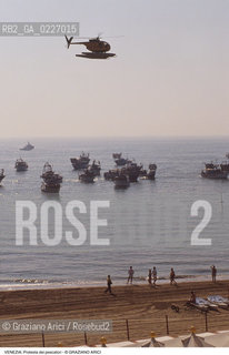Localizzazione:..LIDO DI VENEZIA..Oggetto:..Soggetto:..PROTESTA DEI PESCATORI / PESCHERECCI MARE ADRIATICO ELICOTTERO..Cronologia: ....Definizione Culturale:..   Autore:....   Stile:..   Editori/Stampatori:..   Committenza:..Materia e Tecnica:....Collocazione:..Note:..LAGUNA - PESCA..Riproduzione Fotografica:..Copyright:..Graziano Arici/Rosebud2 .Data:..1990..Costo:..A