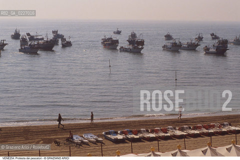 Localizzazione:..LIDO DI VENEZIA..Oggetto:..Soggetto:..PROTESTA DEI PESCATORI / PESCHERECCI MARE ADRIATICO SPIAGGIA EXCELSIOR..Cronologia: ....Definizione Culturale:..   Autore:....   Stile:..   Editori/Stampatori:..   Committenza:..Materia e Tecnica:....Collocazione:..Note:..LAGUNA - PESCA..Riproduzione Fotografica:..Copyright:..Graziano Arici/Rosebud2 .Data:..1990..Costo:..A