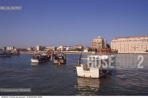 Localizzazione:..LIDO DI VENEZIA..Oggetto:..Soggetto:..PROTESTA DEI PESCATORI / PESCHERECCI MARE ADRIATICO SPIAGGIA E HOTEL EXCELSIOR..Cronologia: ....Definizione Culturale:..   Autore:....   Stile:..   Editori/Stampatori:..   Committenza:..Materia e Tecnica:....Collocazione:..Note:..LAGUNA - PESCA..Riproduzione Fotografica:..Copyright:..Graziano Arici/Rosebud2 .Data:..1990..Costo:..A