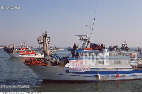Localizzazione:..LIDO DI VENEZIA..Oggetto:..Soggetto:..PROTESTA DEI PESCATORI / PESCHERECCI MARE ADRIATICO..Cronologia: ....Definizione Culturale:..   Autore:....   Stile:..   Editori/Stampatori:..   Committenza:..Materia e Tecnica:....Collocazione:..Note:..LAGUNA - PESCA..Riproduzione Fotografica:..Copyright:..Graziano Arici/Rosebud2 .Data:..1990..Costo:..A