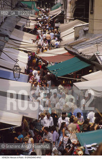 Localizzazione:..VENEZIA / S. POLO..Oggetto:..Soggetto:..RUGA DEGLI OREFICI / MERCATO DI FRUTTA E VERDURA DI RIALTO..Cronologia: ....Definizione Culturale:..   Autore:....   Stile:..   Editori/Stampatori:..   Committenza:..Materia e Tecnica:....Collocazione:..Note:..MERCATI..Riproduzione Fotografica:..Copyright:..Graziano Arici/Rosebud2 .Data:..1985..Costo:..A