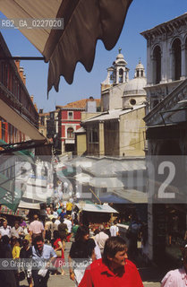 Localizzazione:..VENEZIA / S. POLO..Oggetto:..Soggetto:..RUGA DEGLI OREFICI / MERCATO DI FRUTTA E VERDURA DI RIALTO..Cronologia: ....Definizione Culturale:..   Autore:....   Stile:..   Editori/Stampatori:..   Committenza:..Materia e Tecnica:....Collocazione:..Note:..MERCATI..Riproduzione Fotografica:..Copyright:..Graziano Arici/Rosebud2 .Data:..1985..Costo:..A