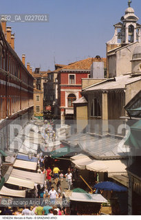 Localizzazione:..VENEZIA / S. POLO..Oggetto:..Soggetto:..RUGA DEGLI OREFICI / MERCATO DI FRUTTA E VERDURA DI RIALTO..Cronologia: ....Definizione Culturale:..   Autore:....   Stile:..   Editori/Stampatori:..   Committenza:..Materia e Tecnica:....Collocazione:..Note:..MERCATI..Riproduzione Fotografica:..Copyright:..Graziano Arici/Rosebud2 .Data:..1985..Costo:..A