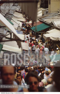 Localizzazione:..VENEZIA / S. POLO..Oggetto:..Soggetto:..RUGA DEGLI OREFICI / MERCATO DI FRUTTA E VERDURA DI RIALTO..Cronologia: ....Definizione Culturale:..   Autore:....   Stile:..   Editori/Stampatori:..   Committenza:..Materia e Tecnica:....Collocazione:..Note:..MERCATI..Riproduzione Fotografica:..Copyright:..Graziano Arici/Rosebud2 .Data:..1985..Costo:..A