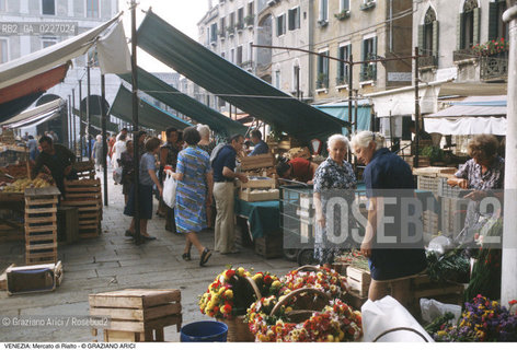 Localizzazione:..VENEZIA / S. POLO..Oggetto:..Soggetto:..MERCATO DI FRUTTA E VERDURA DI RIALTO..Cronologia: ....Definizione Culturale:..   Autore:....   Stile:..   Editori/Stampatori:..   Committenza:..Materia e Tecnica:....Collocazione:..Note:..MERCATI..Riproduzione Fotografica:..Copyright:..Graziano Arici/Rosebud2 .Data:..1985..Costo:..A
