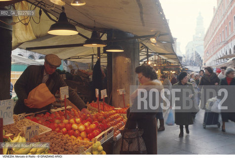 Localizzazione:..VENEZIA / S. POLO..Oggetto:..Soggetto:..RUGA DEGLI OREFICI / MERCATO DI FRUTTA E VERDURA DI RIALTO..Cronologia: ....Definizione Culturale:..   Autore:....   Stile:..   Editori/Stampatori:..   Committenza:..Materia e Tecnica:....Collocazione:..Note:..MERCATI..Riproduzione Fotografica:..Copyright:..Graziano Arici/Rosebud2 .Data:..1985..Costo:..A