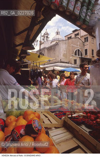 Localizzazione:..VENEZIA / S. POLO..Oggetto:..Soggetto:..RUGA DEGLI OREFICI / MERCATO DI FRUTTA E VERDURA DI RIALTO..Cronologia: ....Definizione Culturale:..   Autore:....   Stile:..   Editori/Stampatori:..   Committenza:..Materia e Tecnica:....Collocazione:..Note:..MERCATI..Riproduzione Fotografica:..Copyright:..Graziano Arici/Rosebud2 .Data:..1985..Costo:..A