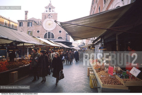 Localizzazione:..VENEZIA / S. POLO..Oggetto:..Soggetto:..RUGA DEGLI OREFICI / MERCATO DI FRUTTA E VERDURA DI RIALTO..Cronologia: ....Definizione Culturale:..   Autore:....   Stile:..   Editori/Stampatori:..   Committenza:..Materia e Tecnica:....Collocazione:..Note:..MERCATI..Riproduzione Fotografica:..Copyright:..Graziano Arici/Rosebud2 .Data:..1985..Costo:..A