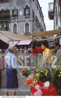 Localizzazione:..VENEZIA / S. POLO..Oggetto:..Soggetto:..MERCATO DI FRUTTA E VERDURA DI RIALTO / FIORI..Cronologia: ....Definizione Culturale:..   Autore:....   Stile:..   Editori/Stampatori:..   Committenza:..Materia e Tecnica:....Collocazione:..Note:..MERCATI..Riproduzione Fotografica:..Copyright:..Graziano Arici/Rosebud2 .Data:..1985..Costo:..A