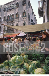 Localizzazione:..VENEZIA / S. POLO..Oggetto:..Soggetto:..MERCATO DI FRUTTA E VERDURA DI RIALTO..Cronologia: ....Definizione Culturale:..   Autore:....   Stile:..   Editori/Stampatori:..   Committenza:..Materia e Tecnica:....Collocazione:..Note:..MERCATI..Riproduzione Fotografica:..Copyright:..Graziano Arici/Rosebud2 .Data:..1985..Costo:..A