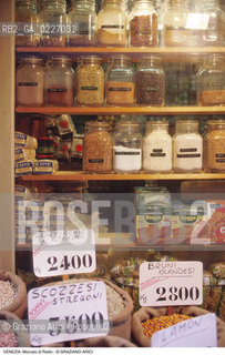 Localizzazione:..VENEZIA / S. POLO..Oggetto:..Soggetto:..MERCATO DI RIALTO / DROGHERIA ALIMENTARI..Cronologia: ....Definizione Culturale:..   Autore:....   Stile:..   Editori/Stampatori:..   Committenza:..Materia e Tecnica:....Collocazione:..Note:..MERCATI..Riproduzione Fotografica:..Copyright:..Graziano Arici/Rosebud2 .Data:..1985..Costo:..A