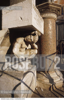 Localizzazione:..VENEZIA / S. POLO..Oggetto:..Soggetto:..MERCATO GOBBO DI RIALTO / COLONNA DEL BANDO..Cronologia: ..XVI SECOLO..Definizione Culturale:..   Autore:..PIETRO DA SALO..   Stile:..   Editori/Stampatori:..   Committenza:..Materia e Tecnica:....Collocazione:..Note:..MERCATI..Riproduzione Fotografica:..Copyright:..Graziano Arici/Rosebud2 .Data:..1985..Costo:..A