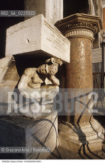 Localizzazione:..VENEZIA / S. POLO..Oggetto:..Soggetto:..MERCATO GOBBO DI RIALTO / COLONNA DEL BANDO..Cronologia: ..XVI SECOLO..Definizione Culturale:..   Autore:..PIETRO DA SALO..   Stile:..   Editori/Stampatori:..   Committenza:..Materia e Tecnica:....Collocazione:..Note:..MERCATI..Riproduzione Fotografica:..Copyright:..Graziano Arici/Rosebud2 .Data:..1985..Costo:..A