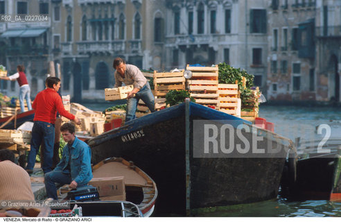 Localizzazione:..VENEZIA / S. POLO..Oggetto:..Soggetto:..MERCATO DI RIALTO / TRASPORTO E SCARICO MERCI BARCA..Cronologia: ....Definizione Culturale:..   Autore:....   Stile:..   Editori/Stampatori:..   Committenza:..Materia e Tecnica:....Collocazione:..Note:..MERCATI..Riproduzione Fotografica:..Copyright:..Graziano Arici/Rosebud2 .Data:..1985..Costo:..A