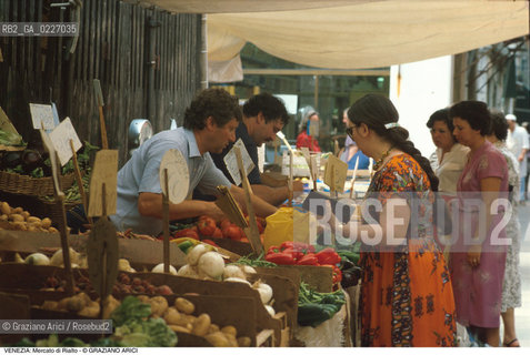 Localizzazione:..VENEZIA / S. POLO..Oggetto:..Soggetto:..MERCATO DI FRUTTA E VERDURA DI RIALTO..Cronologia: ....Definizione Culturale:..   Autore:....   Stile:..   Editori/Stampatori:..   Committenza:..Materia e Tecnica:....Collocazione:..Note:..MERCATI..Riproduzione Fotografica:..Copyright:..Graziano Arici/Rosebud2 .Data:..1985..Costo:..A