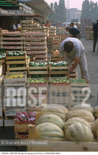 Localizzazione:..VENEZIA / MESTRE..Oggetto:..Soggetto:..MERCATO DI FRUTTA E VERDURA ALL INGROSSO DI VIA TORINO ..Cronologia: ....Definizione Culturale:..   Autore:....   Stile:..   Editori/Stampatori:..   Committenza:..Materia e Tecnica:....Collocazione:..Note:..MERCATI..Riproduzione Fotografica:..Copyright:..Graziano Arici/Rosebud2 .Data:..1990..Costo:..A