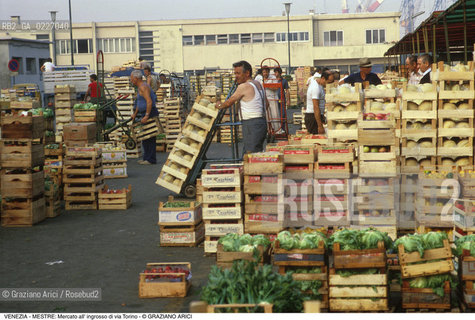 Localizzazione:..VENEZIA / MESTRE..Oggetto:..Soggetto:..MERCATO DI FRUTTA E VERDURA ALL INGROSSO DI VIA TORINO ..Cronologia: ....Definizione Culturale:..   Autore:....   Stile:..   Editori/Stampatori:..   Committenza:..Materia e Tecnica:....Collocazione:..Note:..MERCATI..Riproduzione Fotografica:..Copyright:..Graziano Arici/Rosebud2 .Data:..1990..Costo:..A