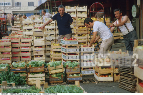 Localizzazione:..VENEZIA / MESTRE..Oggetto:..Soggetto:..MERCATO DI FRUTTA E VERDURA ALL INGROSSO DI VIA TORINO..Cronologia: ....Definizione Culturale:..   Autore:....   Stile:..   Editori/Stampatori:..   Committenza:..Materia e Tecnica:....Collocazione:..Note:..MERCATI..Riproduzione Fotografica:..Copyright:..Graziano Arici/Rosebud2 .Data:..1990..Costo:..A