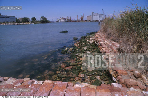 Localizzazione:..VENEZIA / LAGUNA SUD..Oggetto:..Soggetto:..ROVINE DI UN CASONE NELL ISOLA DI TREZZE / FUSINA ARCHEOLOGIA..Cronologia: ....Definizione Culturale:..   Autore:....   Stile:..   Editori/Stampatori:..   Committenza:..Materia e Tecnica:....Collocazione:..Note:..LAGUNA - PESCA..Riproduzione Fotografica:..Copyright:..Graziano Arici/Rosebud2 .Data:..1998..Costo:..A