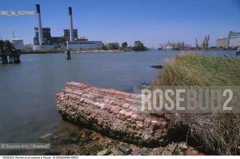Localizzazione:..VENEZIA / LAGUNA SUD..Oggetto:..Soggetto:..ROVINE DI UN CASONE NELL ISOLA DI TREZZE / FUSINA ARCHEOLOGIA..Cronologia: ....Definizione Culturale:..   Autore:....   Stile:..   Editori/Stampatori:..   Committenza:..Materia e Tecnica:....Collocazione:..Note:..LAGUNA - PESCA..Riproduzione Fotografica:..Copyright:..Graziano Arici/Rosebud2 .Data:..1998..Costo:..A