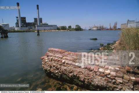 Localizzazione:..VENEZIA / LAGUNA SUD..Oggetto:..Soggetto:..ROVINE DI UN CASONE NELL ISOLA DI TREZZE / FUSINA ARCHEOLOGIA..Cronologia: ....Definizione Culturale:..   Autore:....   Stile:..   Editori/Stampatori:..   Committenza:..Materia e Tecnica:....Collocazione:..Note:..LAGUNA - PESCA..Riproduzione Fotografica:..Copyright:..Graziano Arici/Rosebud2 .Data:..1998..Costo:..A