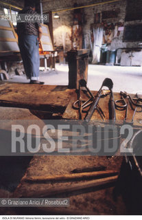 Localizzazione:..VENEZIA / ISOLA DI MURANO..Oggetto:..Soggetto:..VETRERIA VENINI / FORNACE LAVORAZIONE DEL VETRO ARTIGIANATO ATTREZZI..Cronologia: ....Definizione Culturale:..   Autore:....   Stile:..   Editori/Stampatori:..   Committenza:..Materia e Tecnica:....Collocazione:..Note:..MURANO..Riproduzione Fotografica:..Copyright:..Graziano Arici/Rosebud2 .Data:..1992..Costo:..A