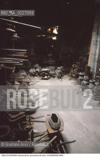 Localizzazione:..VENEZIA / ISOLA DI MURANO..Oggetto:..Soggetto:..VETRERIA VENINI / FORNACE LAVORAZIONE DEL VETRO ARTIGIANATO ATTREZZI..Cronologia: ....Definizione Culturale:..   Autore:....   Stile:..   Editori/Stampatori:..   Committenza:..Materia e Tecnica:....Collocazione:..Note:..MURANO..Riproduzione Fotografica:..Copyright:..Graziano Arici/Rosebud2 .Data:..1992..Costo:..A
