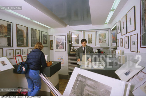 Localizzazione:..VENEZIA / S. MARCO..Oggetto:..Soggetto:..NEGOZIO BARUFFALDI CADORE / INCISIONI POSTER..Cronologia: ....Definizione Culturale:..   Autore:....   Stile:..   Editori/Stampatori:..   Committenza:..Materia e Tecnica:....Collocazione:..Note:..ATTIVITA. COMMERCIALI / MERCATI..Riproduzione Fotografica:..Copyright:..Graziano Arici/Rosebud2 .Data:..1987..Costo:..A