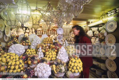 Localizzazione:..VENEZIA / S. MARCO..Oggetto:..Soggetto:..NEGOZIO DI CERAMICA..Cronologia: ....Definizione Culturale:..   Autore:....   Stile:..   Editori/Stampatori:..   Committenza:..Materia e Tecnica:....Collocazione:..Note:..ATTIVITA. COMMERCIALI / MERCATI..Riproduzione Fotografica:..Copyright:..Graziano Arici/Rosebud2 .Data:..1990..Costo:..A