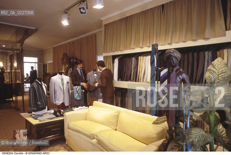 Localizzazione:..VENEZIA / CASTELLO..Oggetto:..Soggetto:..SARTORIA CERIELLO ABBIGLIAMENTO NEGOZIO..Cronologia: ....Definizione Culturale:..   Autore:....   Stile:..   Editori/Stampatori:..   Committenza:..Materia e Tecnica:....Collocazione:..Note:..ATTIVITA. COMMERCIALI / MERCATI..Riproduzione Fotografica:..Copyright:..Graziano Arici/Rosebud2 .Data:..1985..Costo:..A