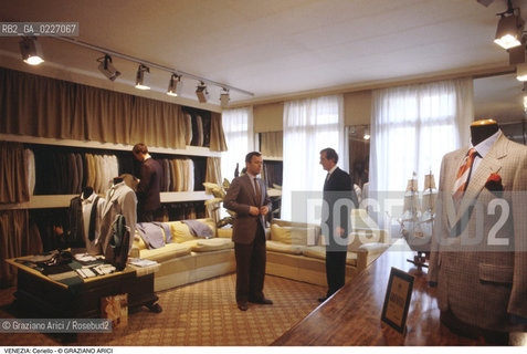 Localizzazione:..VENEZIA / CASTELLO..Oggetto:..Soggetto:..SARTORIA CERIELLO ABBIGLIAMENTO NEGOZIO..Cronologia: ....Definizione Culturale:..   Autore:....   Stile:..   Editori/Stampatori:..   Committenza:..Materia e Tecnica:....Collocazione:..Note:..ATTIVITA. COMMERCIALI / MERCATI..Riproduzione Fotografica:..Copyright:..Graziano Arici/Rosebud2 .Data:..1985..Costo:..A